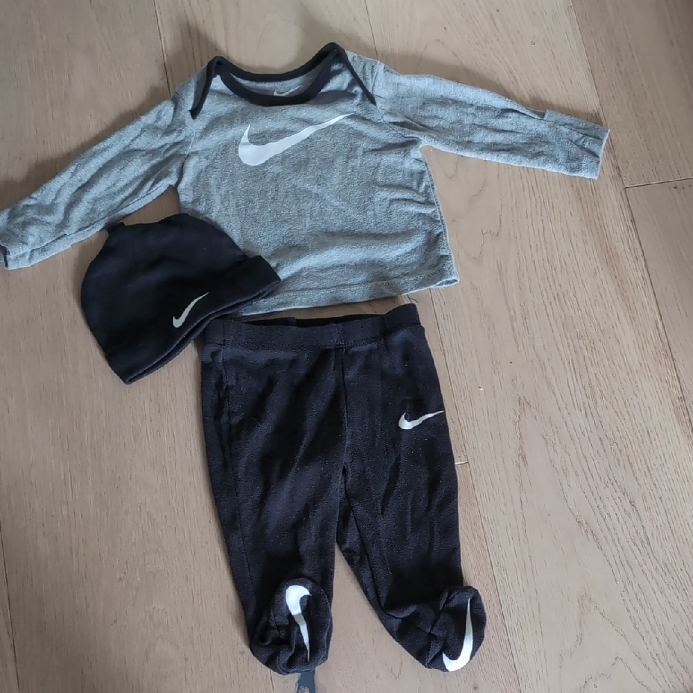 Nike Infant Set in Gray and Black